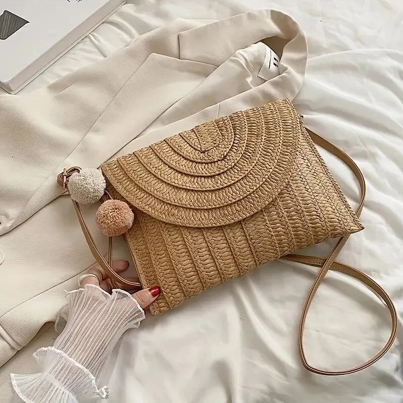 Sac de Plage Femme en Paille Tressée Fait Main – Forme Enveloppe, Pompon, Été, 3 Coloris