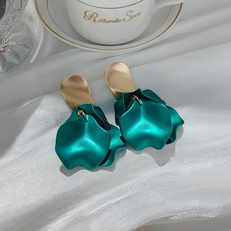 Boucles d'Oreilles Fleurs Multicolores – Pétales & Pompons, Style Tendance