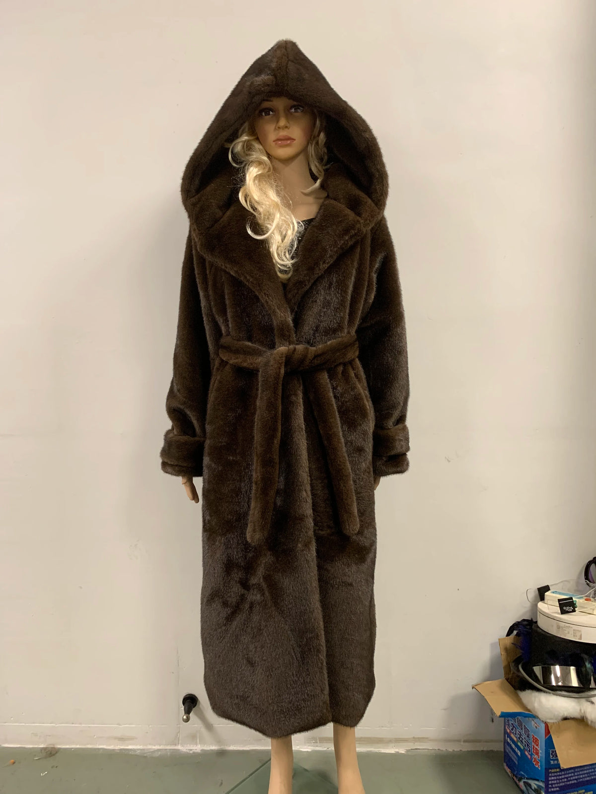 Manteau Long Femme Fausse Fourrure à Capuche – Hiver 2026 | Luxe & Chaleur
