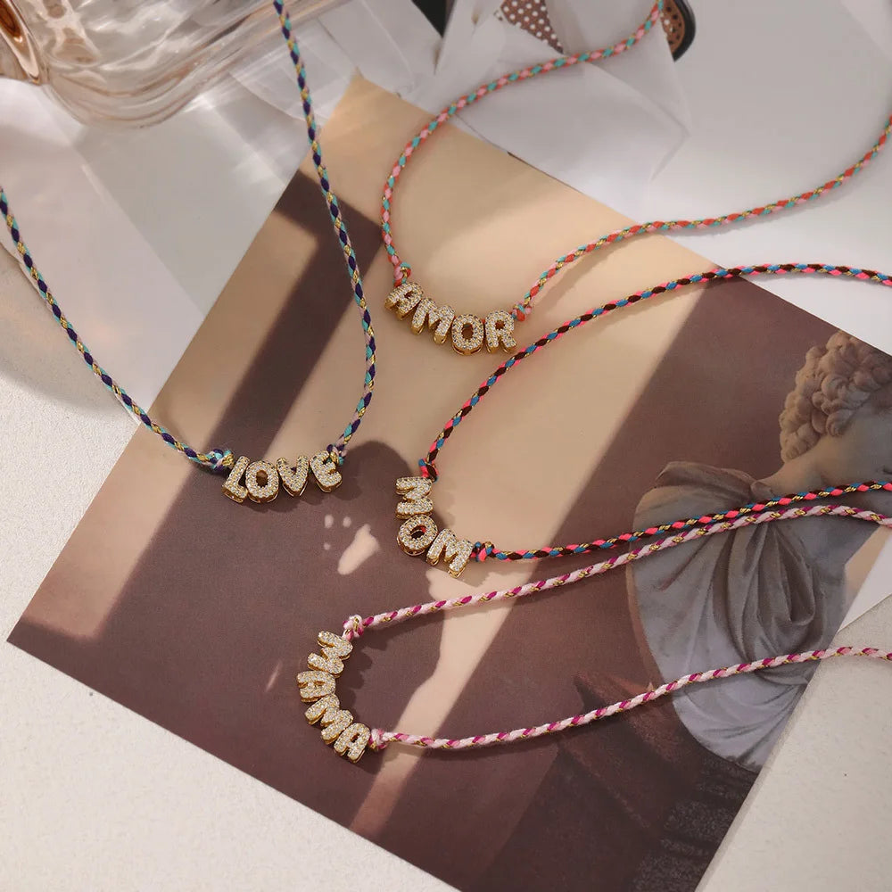 Collier Pendentif Initiale & Lettre – Corde Colorée Ajustable, Cadeau Fête des Mères