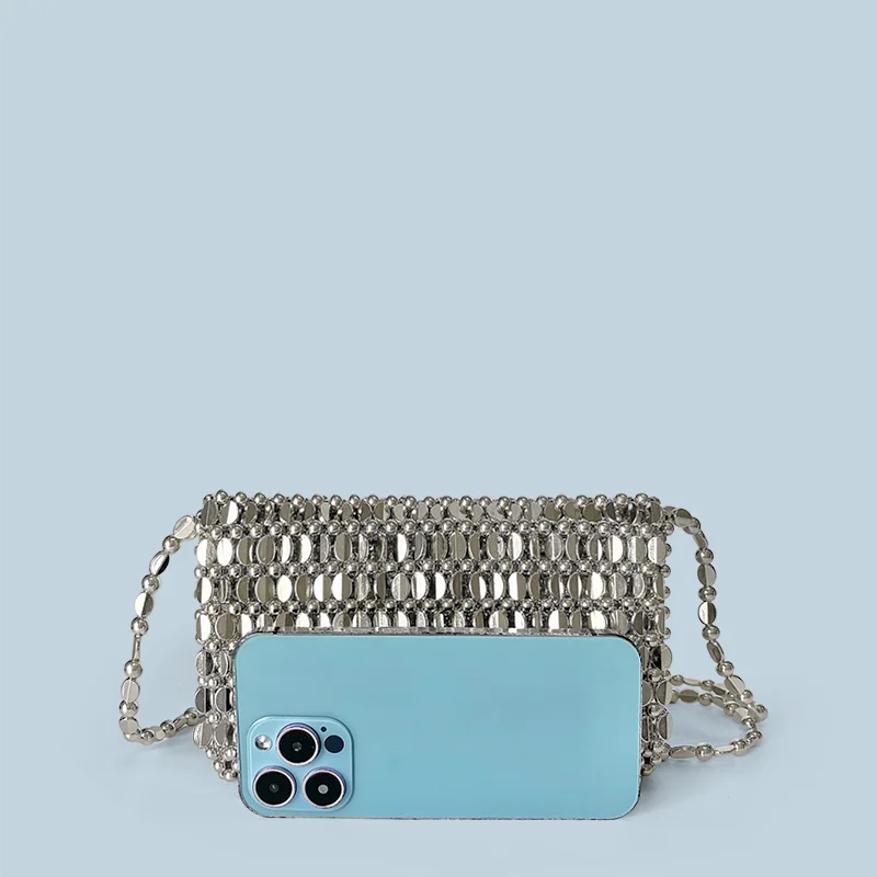 Pochette Téléphone Clapet Perlée – Design Argenté Creux Fait Main, Style Rétro Glam