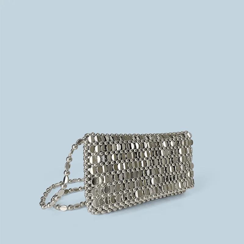 Pochette Téléphone Clapet Perlée – Design Argenté Creux Fait Main, Style Rétro Glam