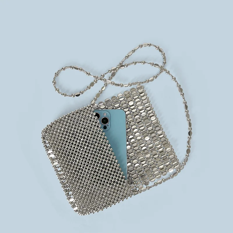 Pochette Téléphone Clapet Perlée – Design Argenté Creux Fait Main, Style Rétro Glam