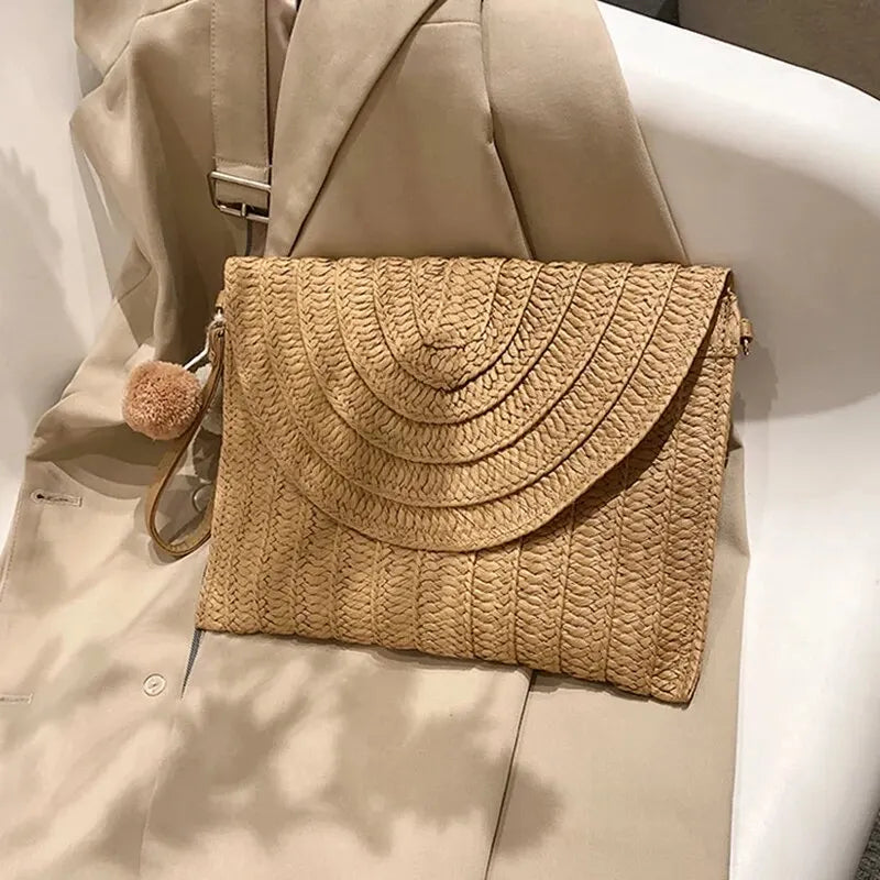 Sac de Plage Femme en Paille Tressée Fait Main – Forme Enveloppe, Pompon, Été, 3 Coloris