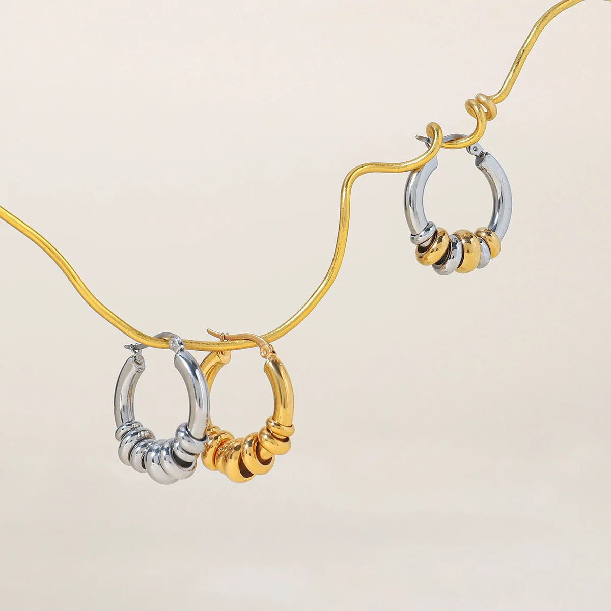 Boucles d'Oreilles Huggie Vintage Cercle – Acier Inoxydable Plaqué Or 18K, Hypoallergéniques, Style Minimaliste