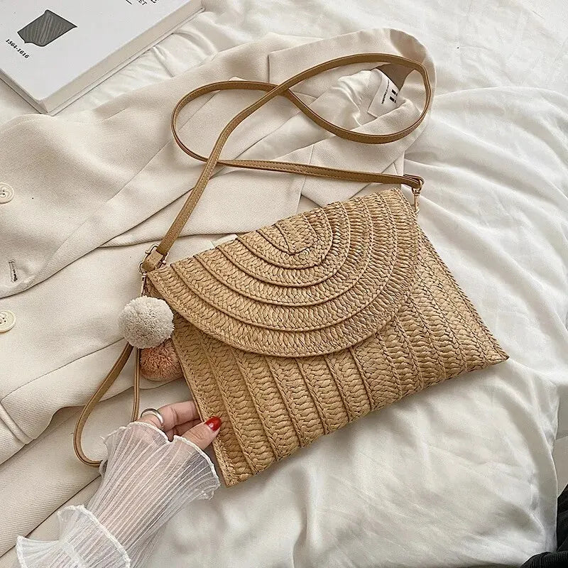 Sac de Plage Femme en Paille Tressée Fait Main – Forme Enveloppe, Pompon, Été, 3 Coloris