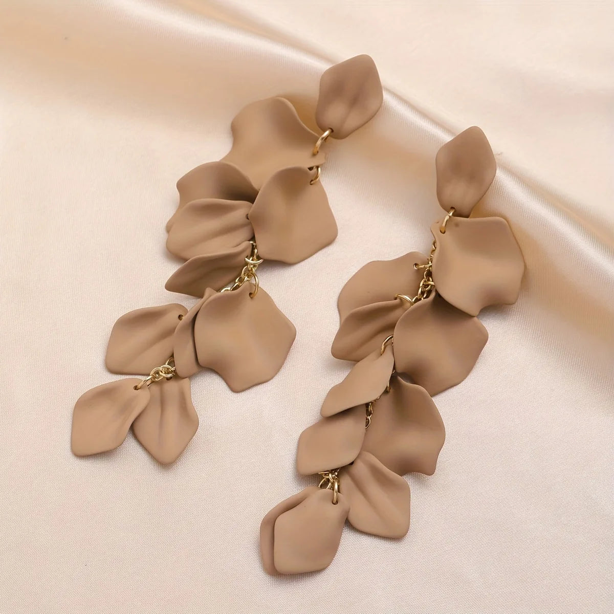 Boucles d'Oreilles Fleurs Multicolores – Pétales & Pompons, Style Tendance