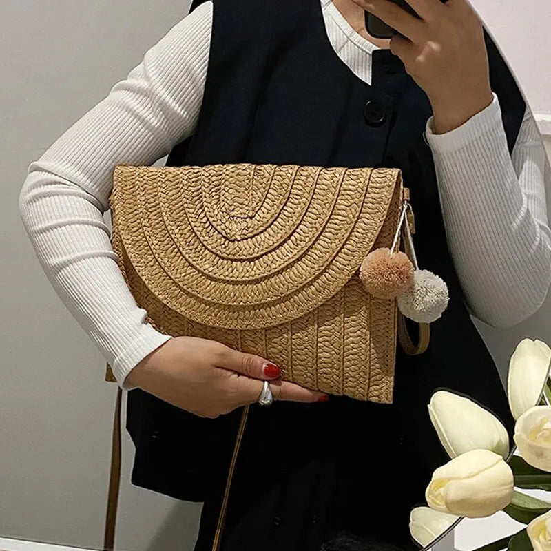 Sac de Plage Femme en Paille Tressée Fait Main – Forme Enveloppe, Pompon, Été, 3 Coloris