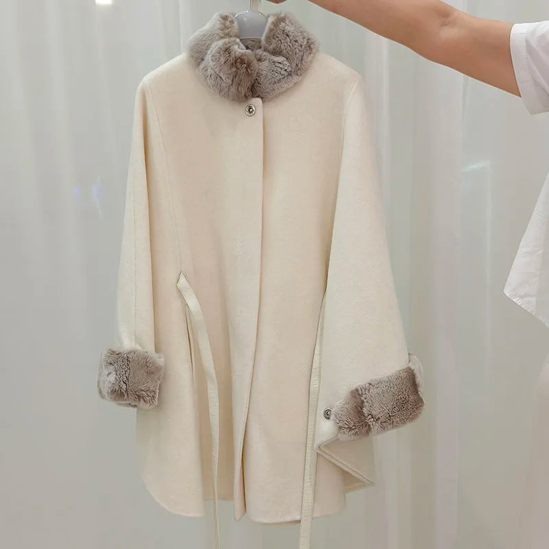 Cape en Laine Femme – Col en Fourrure de Lapin Rex, Coupe Ample Luxe Automne Hiver