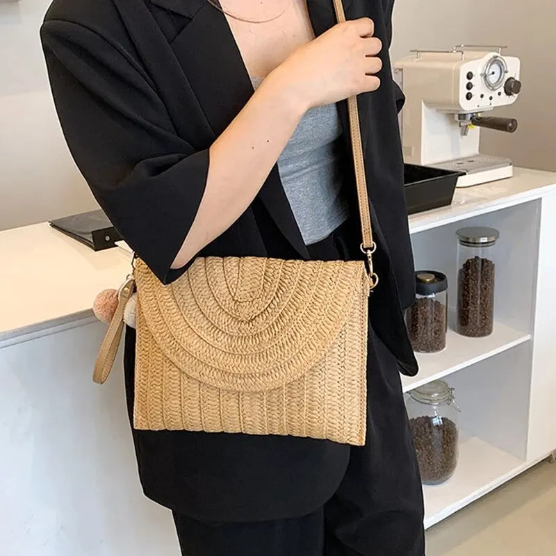Sac de Plage Femme en Paille Tressée Fait Main – Forme Enveloppe, Pompon, Été, 3 Coloris
