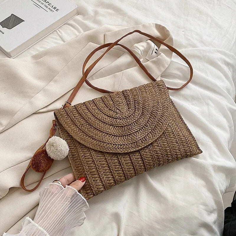Sac de Plage Femme en Paille Tressée Fait Main – Forme Enveloppe, Pompon, Été, 3 Coloris