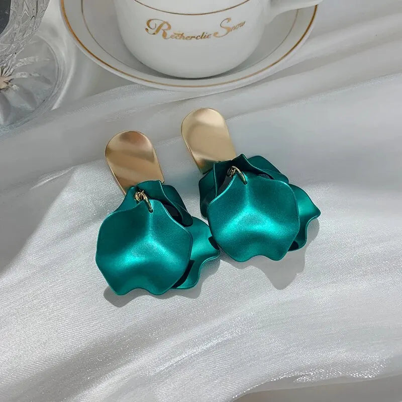 Boucles d'Oreilles Fleurs Multicolores – Pétales & Pompons, Style Tendance