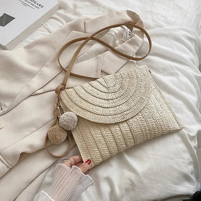 Sac de Plage Femme en Paille Tressée Fait Main – Forme Enveloppe, Pompon, Été, 3 Coloris