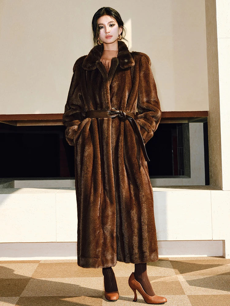 Langer Damen-Kunstpelzmantel aus Nerzimitat – Braun, warm und luxuriös für den Winter
