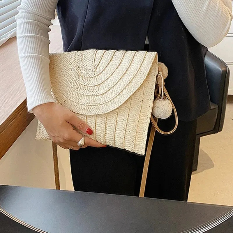Sac de Plage Femme en Paille Tressée Fait Main – Forme Enveloppe, Pompon, Été, 3 Coloris