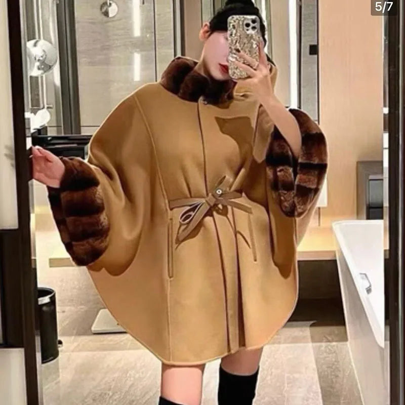 Damen-Cape aus Wolle – Rexkaninchenfellkragen, luxuriöser Oversize-Schnitt für Herbst/Winter