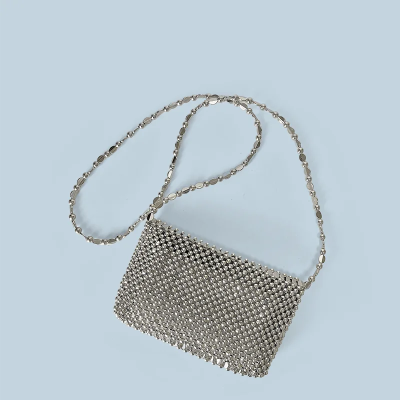 Pochette Téléphone Clapet Perlée – Design Argenté Creux Fait Main, Style Rétro Glam